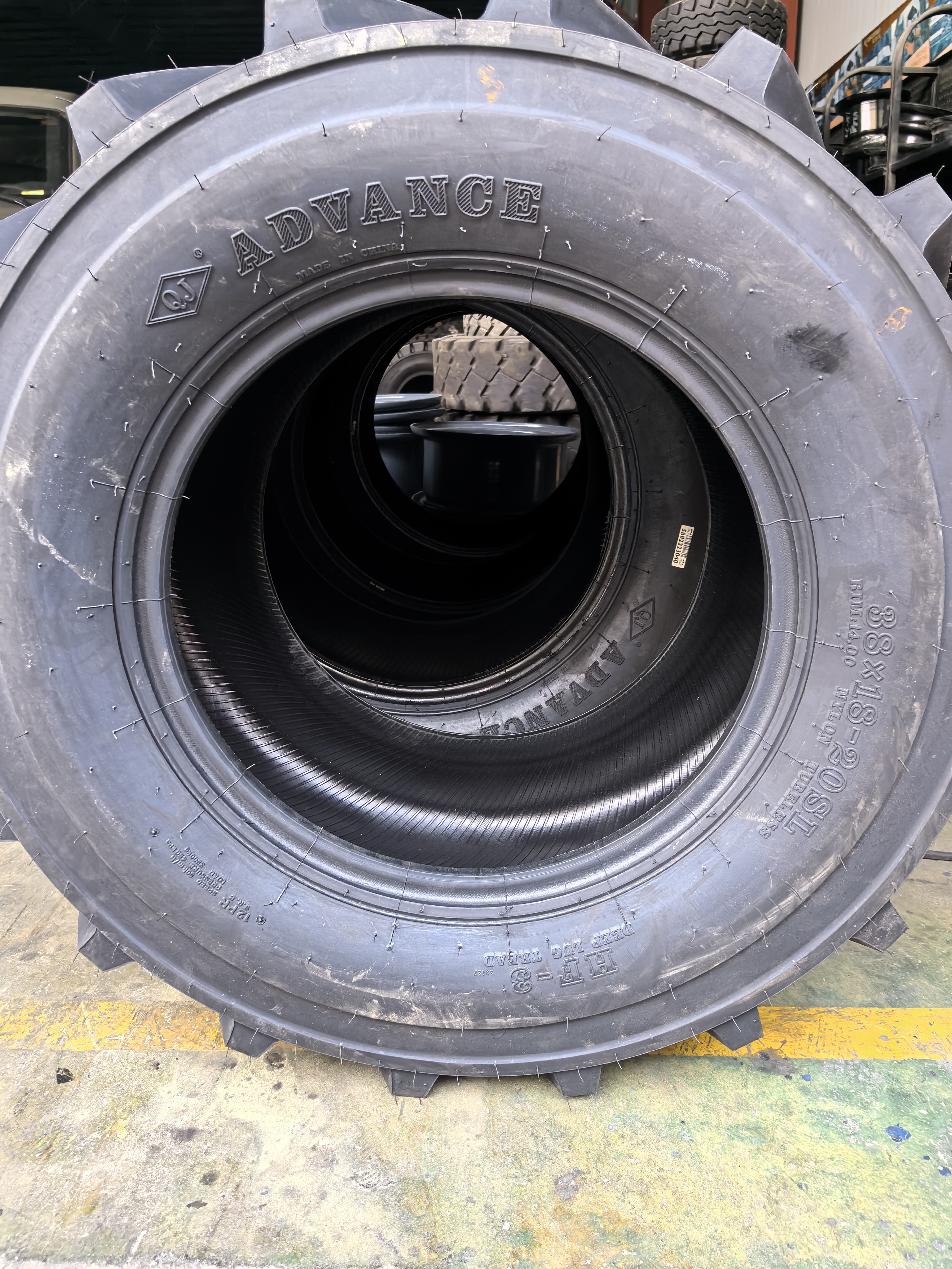 Advance HF-3 38 × 18-20 çim lastikleri için Dubai Müşteri ile Ortaklık